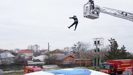 Tentativă de suicid la Iaşi. Un bărbat ameninţa că se aruncă în gol de la etajul 4