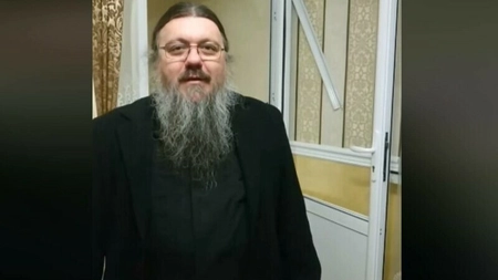 Arhimandritul Nikita din Cernăuți, găsit în chilia sa cu un adolescent de 17 ani în lenjerie intimă. Preotul susține că este vorba de o înscenare - FOTO