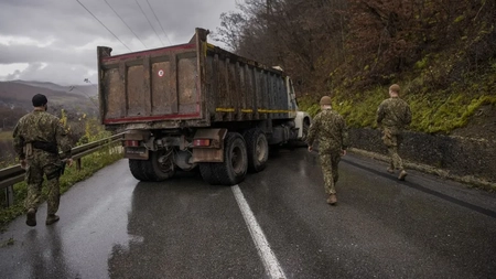 Un alt război stă să înceapă? Tensiuni uriaşe în Kosovo, după ce un fost ofițer de poliție a fost reținut. Intrarea din centrul Serbiei în nordul regiunii a fost blocată