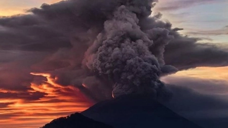 Mii de oameni au fost evacuaţi din provincia indoneziană Java, după erupţia vulcanului Semeru. Accesul a fost interzis pe o rază de 8 km în jurul craterului