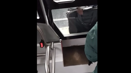 Călători încuiați în autobuz, la Suceava. Șoferul plecase să își cumpere de mâncare - VIDEO