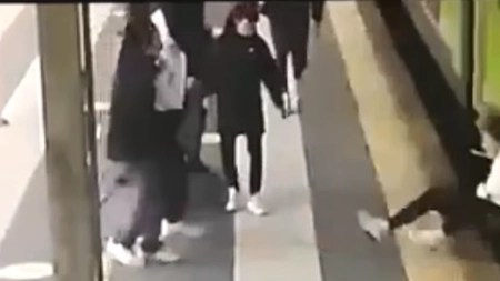 Un român de 15 ani a fost aruncat de colegi de școală sub tren. A scăpat ca prin minune - VIDEO