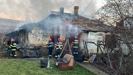 O casă nelocuită a luat foc pe strada Mihai Cornea, Iași - FOTO, VIDEO