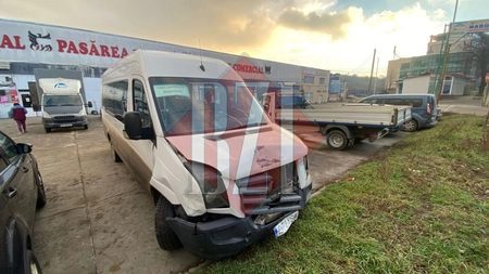 Accident rutier la Iaşi. Un microbuz şi un taxi s-au izbit. Sunt 16 persoane implicate - FOTO, UPDATE