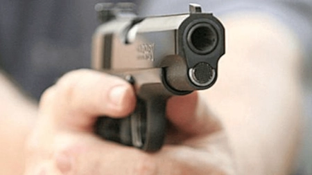 Un bărbat din Giurgiu a tras cu arma în faţa poliţiştilor. A fost prins și dus la audieri