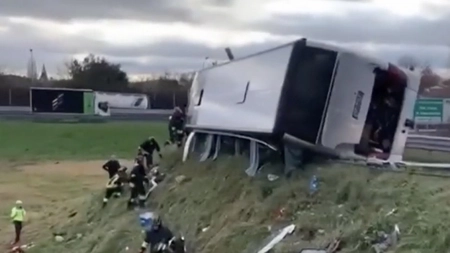 Autocar plin cu români, răsturnat pe autostradă, în Italia. Răniții au fost duși la spital cu elicopterul - VIDEO
