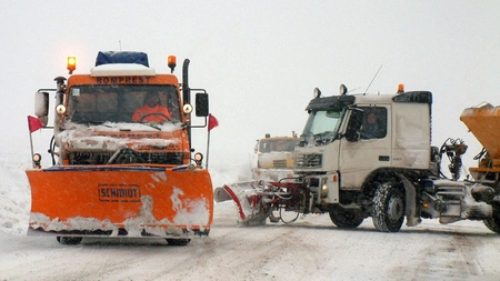 Apel pentru șoferi! CNAIR anunță să nu se mai circule pe DN2 (E85) până când nu termină de deszăpezit utilajele