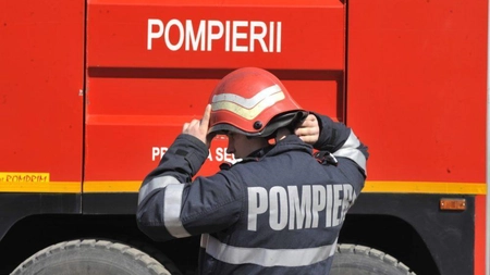 Incendiu în Tg. Frumos. Coşul de fum al unei case, cuprins de flăcări