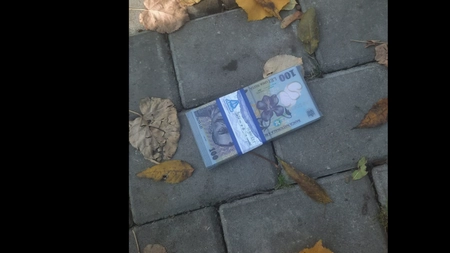 Un tânăr din Iași a crezut ca l-a prins pe Dumnezeu de un picior, când a văzut „un teanc de bani” pe jos. Ce a urmat este desprins din filmele de comedie