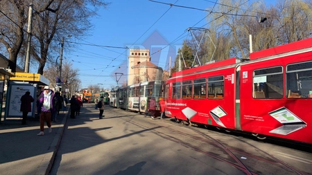 Circulaţia tramvaielor, blocată în Tg. Cucu. O garnitură s-a defectat