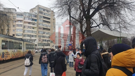 Circulaţie blocată în municipiul Iaşi. Unei femei i s-a făcut rău într-un tramvai - FOTO
