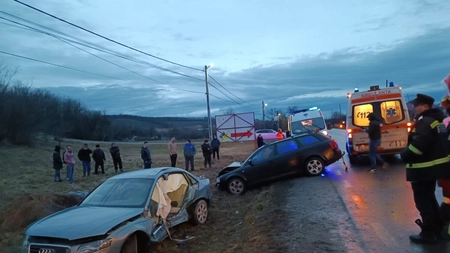 Accident rutier grav la Cristeşti. Coliziune puternică între două autoturisme. Mai multe persoane au nevoie de îngrijiri medicale