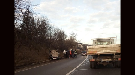 Accident rutier grav la Iaşi. Un autoturism s-a răsturnat și a ajuns într-un şanţ - EXCLUSIV