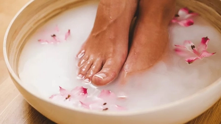 Apa cu sare pentru picioare umflate. Cât de eficientă este această procedură?