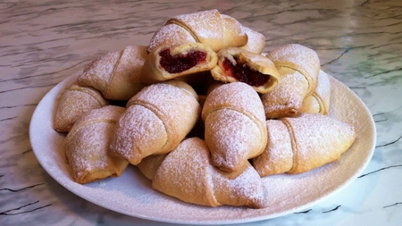 Cornulețe cu unt și smântână. Ce dulceață să folosești pentru umplutură?
