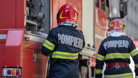 Incendiu de vegetație uscată în comuna Vânători, Neamț. Pompierii intervin