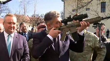 Marcel Ciolacu s-a uitat prin luneta unei arme la Lucian Bode: „Cam stai în țintă, domnule ministru!”