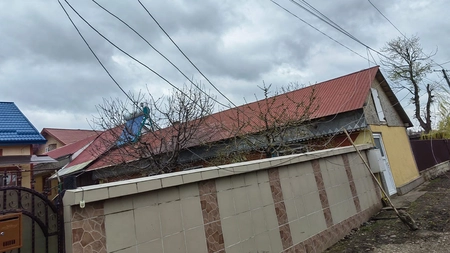 ISU Iaşi intervine în localitatea Bălţaţi, după ce mai multe fire electrice stau să cadă - FOTO