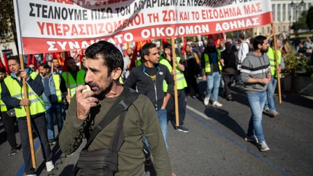 Transportul aerian şi feroviar, paralizat în Grecia. Grevă națională după ce zeci de oameni au murit într-o coliziune a două trenuri