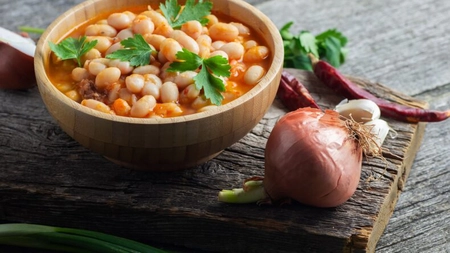 Iahnie de fasole de post. O rețetă perfectă în zilele cu restricții alimentare