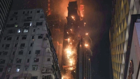 Un incendiu puternic a izbucnit la un zgârie-nori aflat în construcție într-unul dintre cele mai importante cartiere din Hong Kong