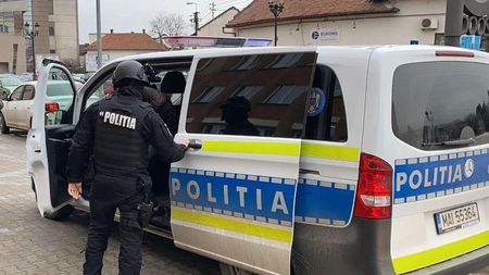 Descinderi în Bacău! Mai mulți elevi au fost săltați, fiind suspectați că ar fi dealeri de droguri de risc