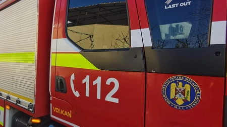 Incendiu de vegetație uscată în comuna Țibana. Pompierii intervin la fața locului
