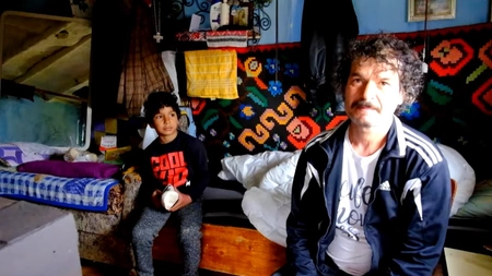 Povestea dramatică a unui tată care își crește singur cei patru copii, după ce mama lor a murit de cancer