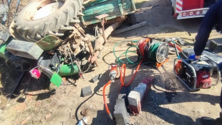 Incident în municipiul Iași. Un bărbat a fost prins sub un tractor răsturnat în Bârnova - UPDATE