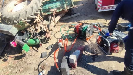 Care este starea de sănătate a bărbatului prins sub tractor, în Bârnova