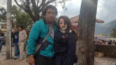 Un bărbat care s-a logodit cu o păpușă din cârpe susține că are trei copii cu aceasta