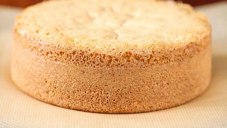 Blat pufos de tort din 6 ouă. Iată care sunt secretele bunicii pentru un desert reușit