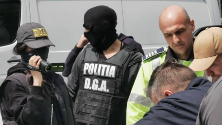 Polițiștii prinși în flagrant de DNA când luau mită, plasați în arest la domiciliu