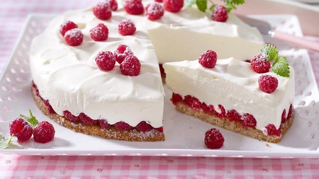 Prăjitură cu fructe și iaurt. Câte calorii are aceasta?