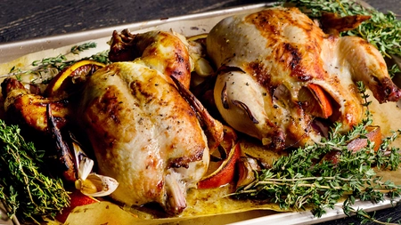 Pui întreg la cuptor, umplut cu ciuperci, cimbru, usturoi și crutoane