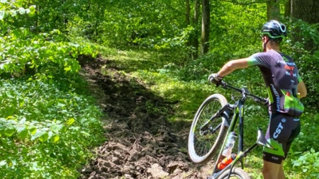 Un activist de mediu acuză Romsilva Ilfov că „sabotează cu bună ştiinţă” cel mai mare concurs internaţional de ciclism cross country din estul Europei – VIDEO