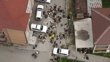 Ciocniri violente între sârbi și forțele NATO în Kosovo. Explozii și focuri de armă, militari răniți