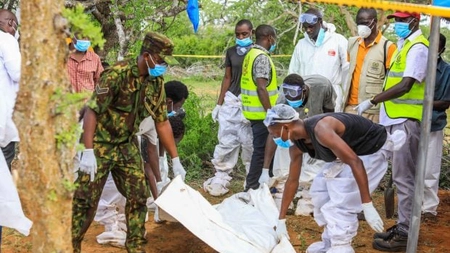 Corpurile adepților cultului religios din Kenya care au murit de foame 'pentru Isus' au organe interne lipsă