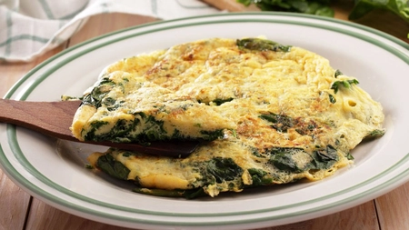 Omletă cu spanac. O rețetă rapidă pentru un mic dejun sănătos și gustos