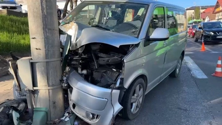 Accident rutier la Suceava! Patru copii și o femeie, răniți după ce un microbuz a intrat într-un stâlp