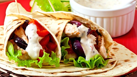 Shaorma de casă cu piept de pui. Trucuri simple pentru un preparat delicios