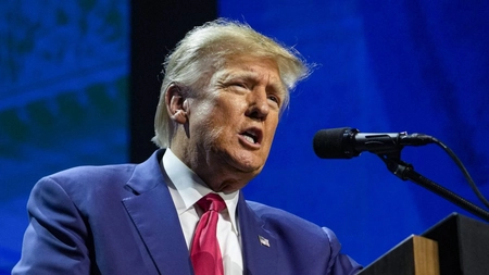 Donald Trump se confruntă cu 37 de capete de acuzare. Secrete nucleare și planuri de atac, ținute în baie