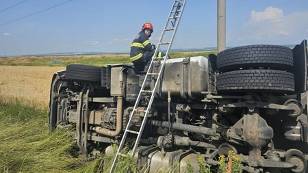 Accident rutier în județul Iași! Un TIR încărcat cu fructe s-a răsturnat - FOTO