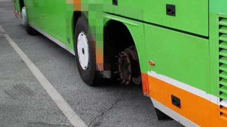 Siguranța e pe primul loc? Un autocar românesc a fost surprins circulând fără o roată pe o autostradă din Austria