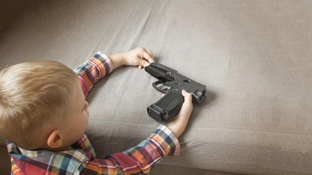 Doi minori de 2 şi 11 ani, transferaţi de la Suceava la Spitalul Sfântul Spiridon din Iaşi, după ce au fost împuşcaţi în zona ochilor
