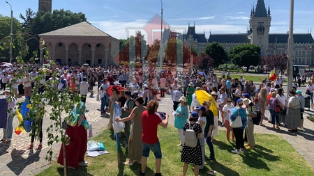 A XI-a zi de grevă la Iași. Mii de profesorii s-au adunat în fața Prefecturii pentru a protesta - FOTO, VIDEO, UPDATE