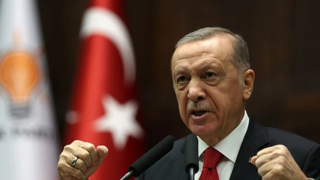 Președintelui Recep Tayyip Erdogan i-a fost desenată o mustață, pe un afiș de campanie. Inculpatul a fost arestat