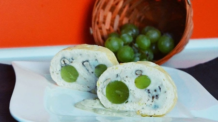 Ruladă cu brânză și struguri. Un preparat gustos și rafinat