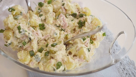 Salata de cartofi cu maioneză. Un preparat clasic, reconfortant și delicios