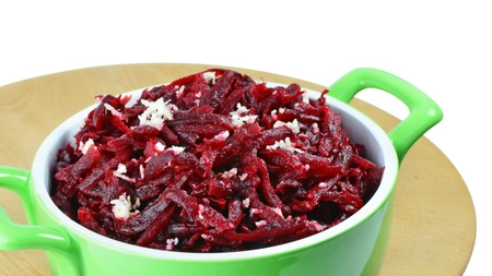 Salată de sfeclă roșie cu hrean. O combinație interesantă perfectă pentru vegetarieni